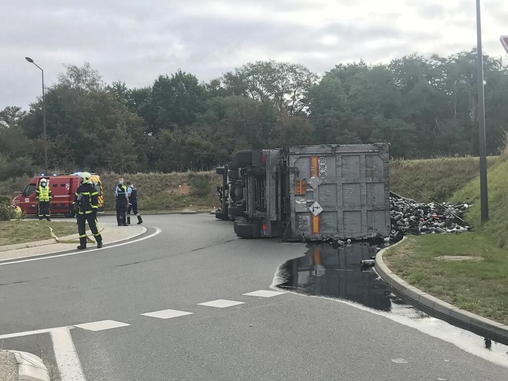 Un Camion Se Renverse Dans Un Rond-point à L’entrée De Mayenne : La ...