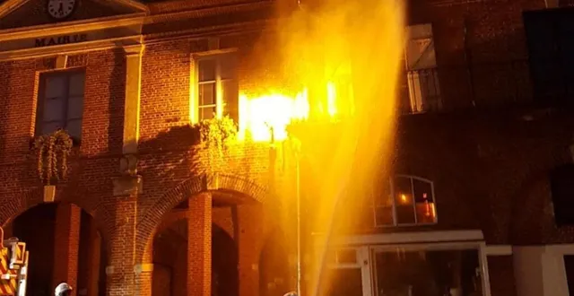 photo un feu de toiture d’une maison s’est étendu à une autre habitation ainsi qu’à la mairie, hier matin.  &copy; dr