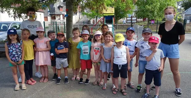 photo un groupe d’enfants de 7-8 ans, entouré de maël et anaïs. &copy; le maine libre