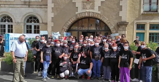photo les salariés d’earta sont venus en nombre devant la mairie mancelle, pour préserver leur emploi. &copy; le maine libre