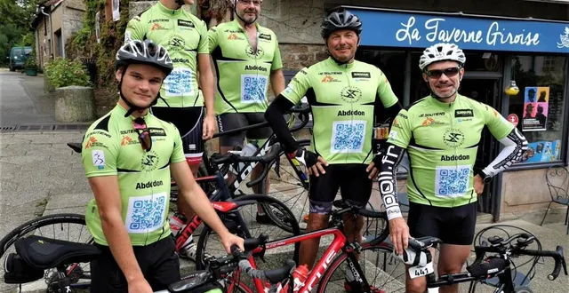 photo l’équipe au départ de saint-céneri pour vingt-sept heures de vélo : de gauche à droite sacha le royer, antoine lesoueve, guillaume le royer, roland secq, étienne dupuis. &copy; ouest-france