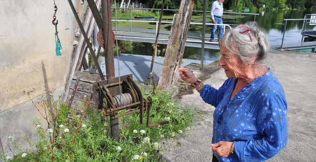 photo annick weil-barais devant la vanne qui doit subir d’importantes réparations. &copy; le maine libre