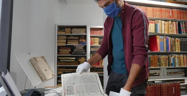 photo stéphane georget s’occupe du fonds ancien de la médiathèque jean d’ormesson. &copy; le maine libre