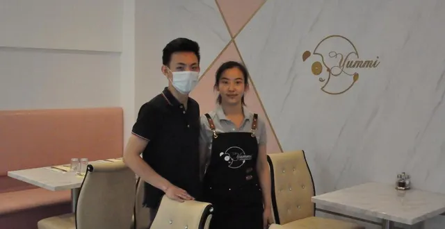 photo jiao guobiao et he mao dans la salle de restaurant.  &copy; le maine libre