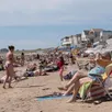 photo la grande plage de saint-gilles-croix-de-vie (vendée) prise d’assaut par les touristes, le 8 juillet 2020.