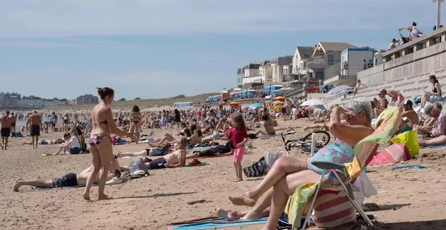 photo la grande plage de saint-gilles-croix-de-vie (vendée) prise d’assaut par les touristes, le 8 juillet 2020. &copy; jérémie faro / ouest-france