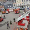 photo lundi à 13 h, les flammes étaient éteintes mais les secours étaient encore nombreux sur place.