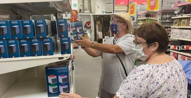 photo un couple de retraités fait les boutiques, lundi 27 juillet à la flèche. &copy; le maine libre