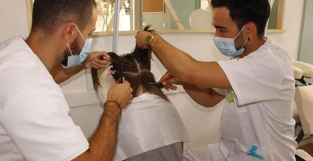 photo le mans, lundi 24 août 2020. après l’aspirateur et le passage au peigne fin, anthony et jérémy damiao procèdent à la vérification mèche par mèche, à la loupe si besoin, pour éliminer les dernières lentes. &copy; le maine libre – isabelle julien