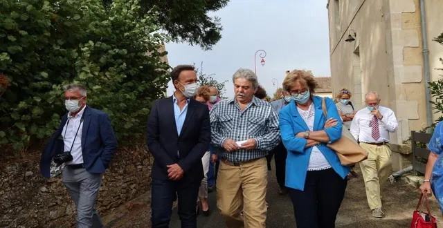 photo pour sa journée de visite des monuments du perche, stéphane bern s’est notamment rendu à saint-denis-des-coudrais où il a été reçu par le maire jean-yves hermeline (au centre). &copy; le maine libre