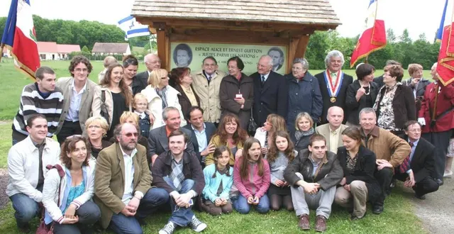 photo jean abelanski, en haut, au centre avec un blouson clair et des lunettes, avait du mal à cacher son émotion lors de l’inauguration de l’espace alice et ernest guitton, justes parmi les nations, en 2009. &copy; archives ouest-france