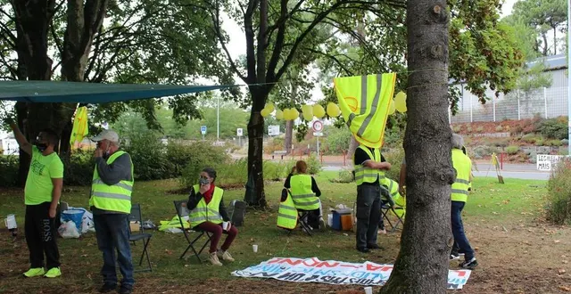 photo les gilets jaunes se sont rassemblés sur le rond-point du parc des expositions ce samedi après midi. &copy; ouest-france