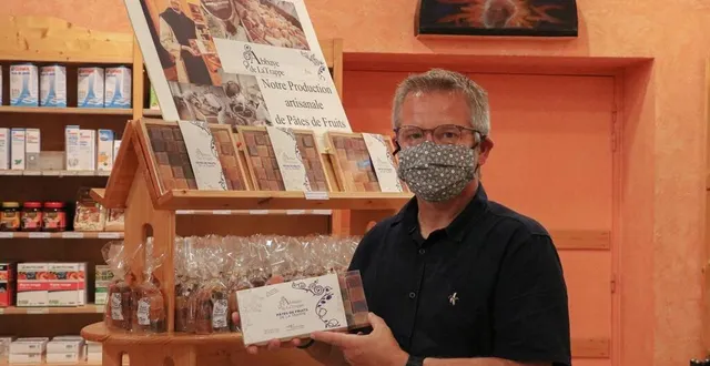 photo les pâtes de fruits sont la spécialité de l’abbaye. elles sont produites sur place dans un atelier dédié, par edgar dival, employé (photo) ainsi qu’un moine, frère jean-baptiste. &copy; ouest-france
