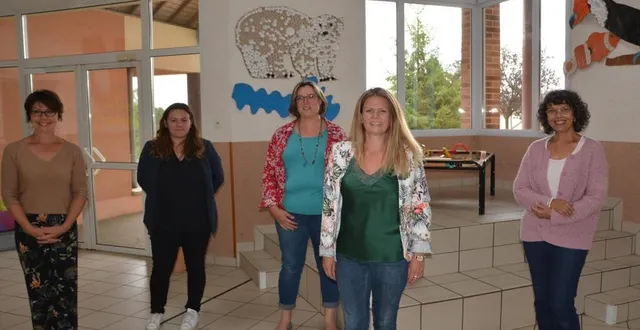 photo l’équipe enseignante de l’école pierre-perret avec, au centre, la directrice amélie fanouillet. &copy; ouest-france