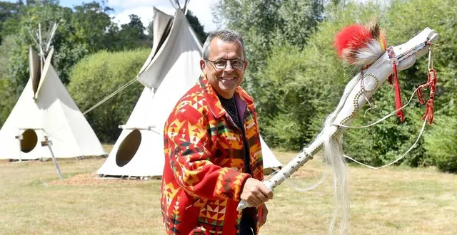 photo jean lemoro est le fondateur des tipis du bonheur de vivre, à brûlon, dans la sarthe. ici avec le bâton de coups, un emblème amérindien. &copy; marc roger, ouest-france