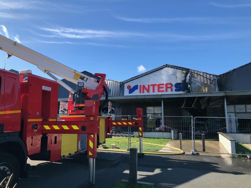 Près de Rennes, l'entrepôt de voiture entièrement brûlé