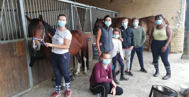 photo laure hakim (5e en partant de la droite) aime partager sa passion du cheval &copy; le maine libre