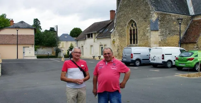 photo régis grais (à gauche) et le maire, éric barbier. &copy; le maine libre