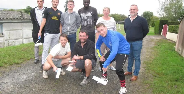 photo mickaël denis, maire, 2e rang à droite, entouré d’une partie des joueurs du club qui se sont investis pour repeindre les vestiaires. &copy; ouest-france