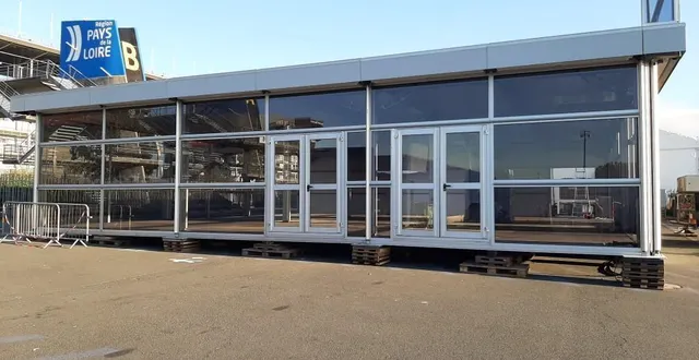 photo le montage des structures a démarré ce jeudi. &copy; le maine libre