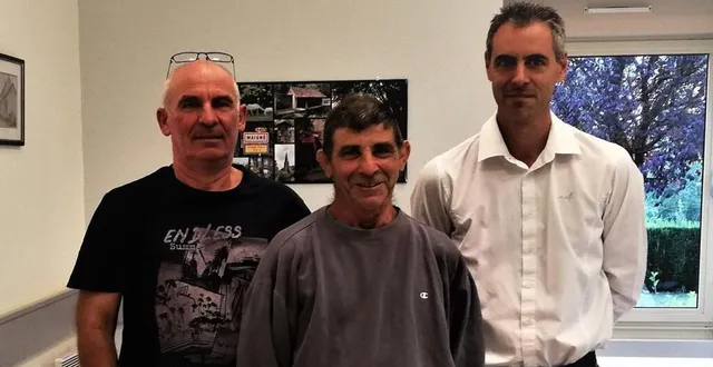 photo le retraité gérard girard entouré de l’ancien maire régis lucas (à gauche) et de cédric boul (à droite). &copy; le maine libre