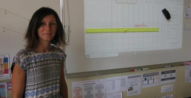photo aline duval dans sa classe équipée d’un tableau numérique. &copy; ouest-france