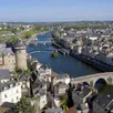 photo la tour du vieux château de laval, qui domine la rivière de la mayenne vue depuis le jardin de la perrine en drone.