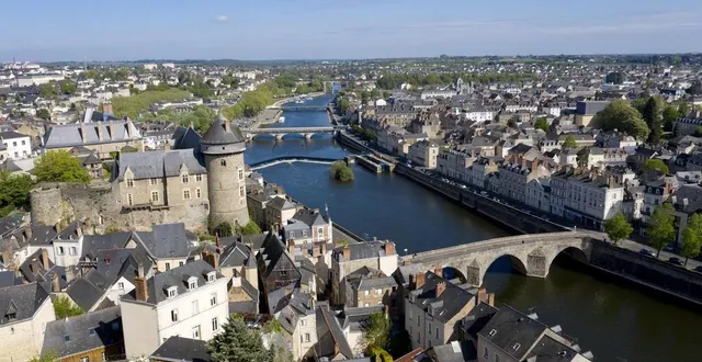 photo la tour du vieux château de laval, qui domine la rivière de la mayenne vue depuis le jardin de la perrine en drone. &copy; archives ouest-france