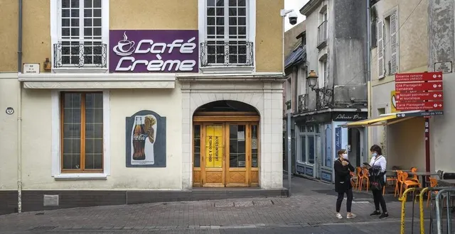photo des dégâts au café crème, place de la sirène, après la rixe de la nuit passée. &copy; le maine libre – denis lambert