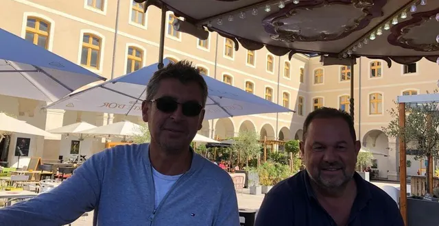 photo franck artuit et christophe billot, les deux promoteurs de la visitation. la crise sanitaire est passée par là, mais leur complicité est toujours en bonne santé. un court moment de rigolade partagé sur le manège, ouvert aux enfants chaque jour, même le dimanche. &copy; ouest-france