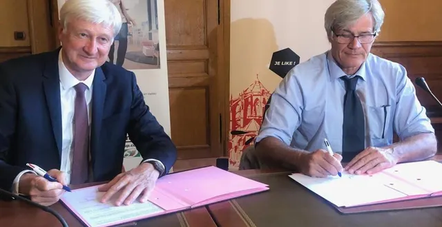 photo le mans, vendredi 4 septembre 2020. dominique le mèner et stéphane le foll ont signé la convention qui attribue 500 000 € d’aides du département à la ville du mans &copy; photo le maine libre