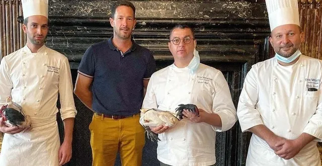 photo gwénaël lhuissier, l’éleveur sarthois, aux côtés du chef david réal. &copy; photo gwénaël lhuissier