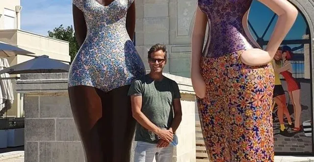 photo franck ayroles entre ses « baigneuses » de châtelaillon. &copy; sd