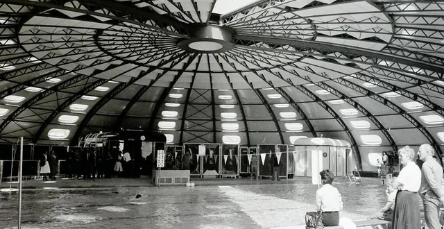 photo sous la coupole de la nouvelle piscine des ardriers, au jour de l’inauguration, le mercredi 28 avril 1982. &copy; archives ouest-france