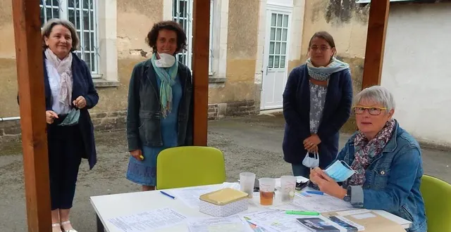 photo marie-christine tessier-desnoes, la présidente de la mjc, et quelques bénévoles ont accueilli et informé les visiteurs samedi matin. &copy; le maine libre