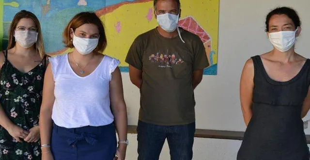 photo les trois enseignants de l’école avec la directrice à droite. &copy; le maine libre