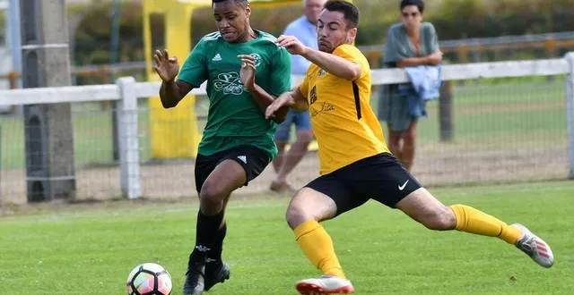 photo écommoy (en jaune) a remporté le duel de r3 sur la pelouse d’yvré-l’évêque. &copy; le maine libre