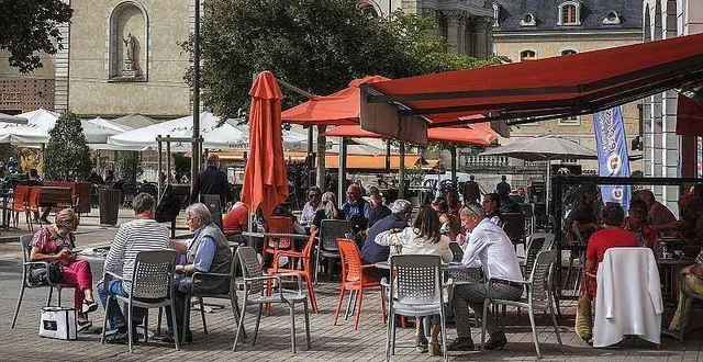 photo locaux ou touristes hexagonaux, les clients ont répondu présents en terrasse. &copy; le maine libre – denis lambert