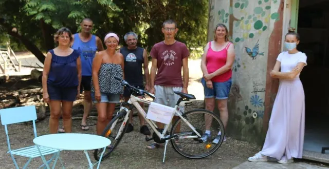 photo pascaline andré, à droite, accueille une famille venue de la ferté-bernard. &copy; le maine libre