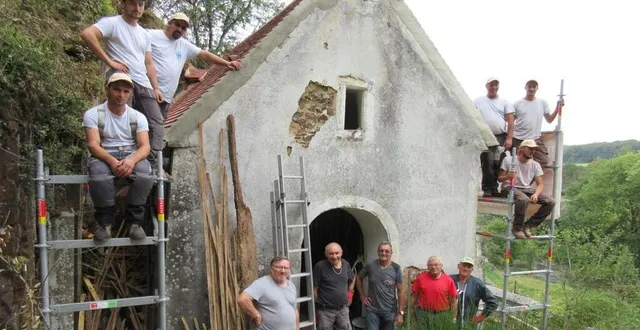 photo au pied de la chapelle : les membres de l’association architecture et patrimoine d’écouché-les-vallées et les volontaires avec, à gauche, philippe vautier ; sur les échafaudages : le patron et les compagnons de l’entreprise bellan. &copy; ouest-france