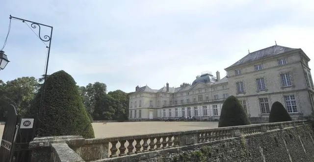 photo une vente aux enchères est organisée au château de sourches au profit de l’association leucémie espoir 72. &copy; archives le maine libre -denis lambert