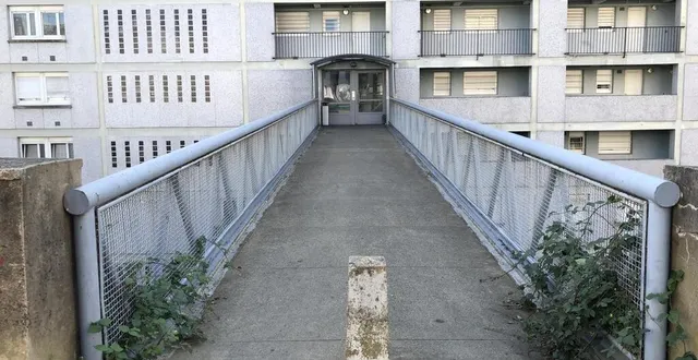 photo la scène, impressionnante, s’est déroulée en partie sur cette passerelle qui relie la rue lechesne au hall d’entrée du quatrième étage de l’immeuble de la manutention. &copy; le maine libre