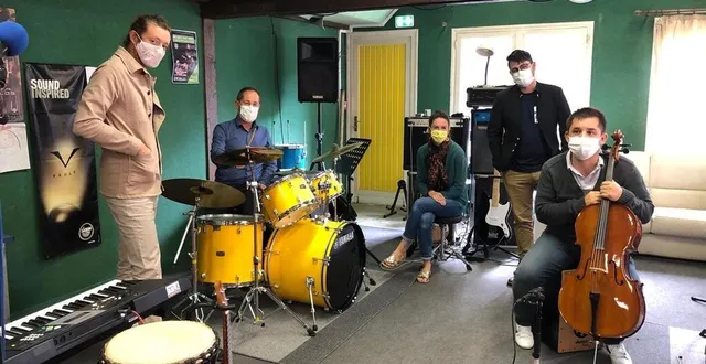 photo le mans, mardi 8 septembre 2020. romain guérard, coordinateur des ateliers, jean-yves breteau, responsable de radio alpa, mélinda devanne, chargée de communication, rodolphe pereira, directeur des cinéastes et yoann puech, directeur de la mjc prévert, préparent cette rentrée particulière. &copy; le maine libre