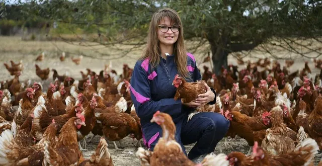photo florine, projette de s’installer en poules pondeuses « d’ici deux ou trois ans ». &copy; le maine libre – yvon loue