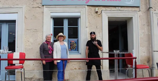 photo de gauche à droite : brigitte vaidis, présidente de l’association potiers et patrimoine ; zoia skoropadenko, artiste et bénévole ; romain richard, gérant du commerce le ligronnais. &copy; ouest-france