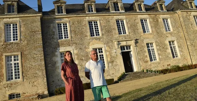 photo patricia et jean-gabriel devant la très belle façade de leur demeure.  &copy; le maine libre