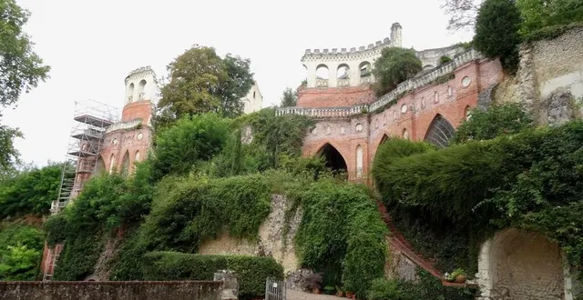 photo la terrasse caroline, construite à l’appui du coteau bordant le château de poncé, a été classée en 1989. &copy; le maine libre
