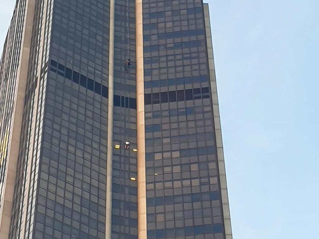 VIDÉO. Un homme interpellé après avoir escaladé la tour Montparnasse à  Paris - Vichy.maville.com