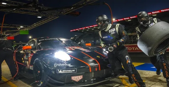 photo changement de pneumatiques sur la porsche n° 88. un facteur clé durant la nuit également. &copy; le maine libre – denis lambert