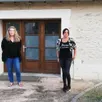 photo maëlle le cossec, catheleen a., charlène cohergne et magalie dorizon devant l’entrée de leur future maison d’assistante maternelle les petits gervais.
